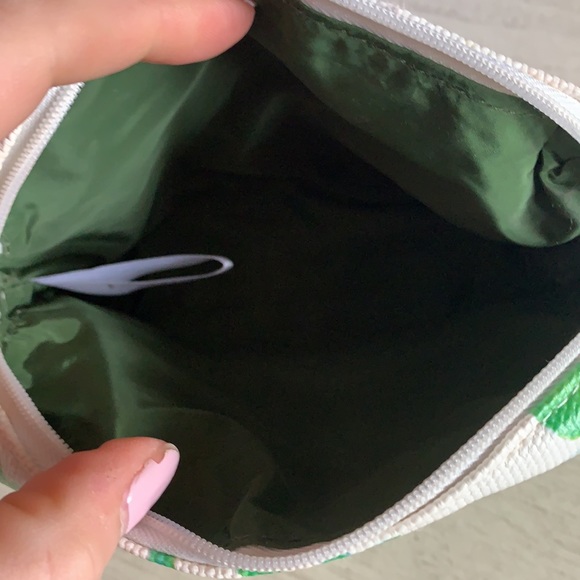 Two new La Mer makeup bags - Picture 5 of 8